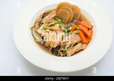 Saumon dans la source de soja avec légumes, soupe de maw de poisson Banque D'Images