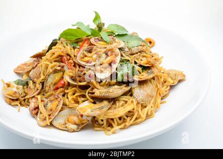 Mélangez les nouilles sautées avec des palourdes et des herbes, un plat chaud et épicé Banque D'Images