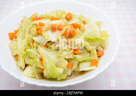 Chou frit avec sauce au poisson. C'est un menu simple, faire la sauce au poisson pour être une bonne odeur sur la surface de la poêle. Lorsque la sauce est chauffée, l'eau wi Banque D'Images