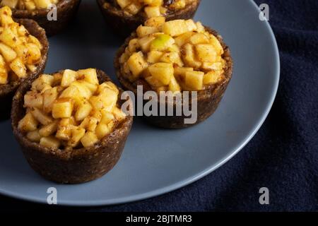 Gâteaux à tarte aux pommes sans gluten sur la planète bleue, ambiance sombre Banque D'Images