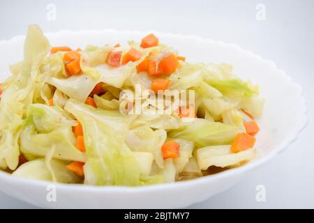 Chou frit avec sauce au poisson. C'est un menu simple, faire la sauce au poisson pour être une bonne odeur sur la surface de la poêle. Lorsque la sauce est chauffée, l'eau wi Banque D'Images