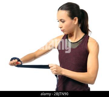 Boxer femme appliquant des poignets enveloppés sur fond blanc Banque D'Images