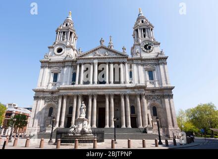 Façade avant extérieure extérieure extérieure / extérieur de la cathédrale Saint Pauls, Londres, Royaume-Uni. La face ouest est montrée pendant l'après-midi, sans personnes. (118) Banque D'Images