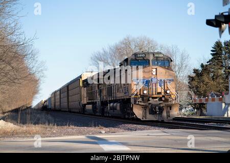 Maple Park, Illinois, États-Unis. Une locomotive Union Pacific à la tête d'un train de marchandises à l'approche d'un passage à niveau à Maple Park, Illinois. Banque D'Images