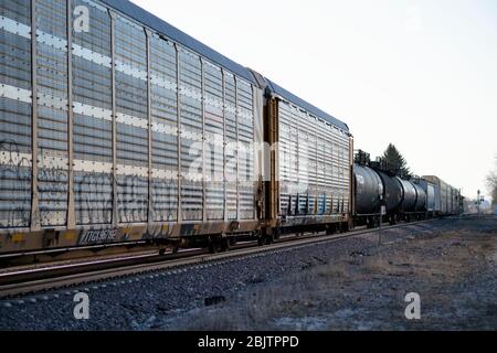 Maple Park, Illinois, États-Unis. Un train de marchandises mixte Union Pacific traverse Maple Park, Illinois, lors de son trajet vers l'ouest au départ de Chicago. Banque D'Images