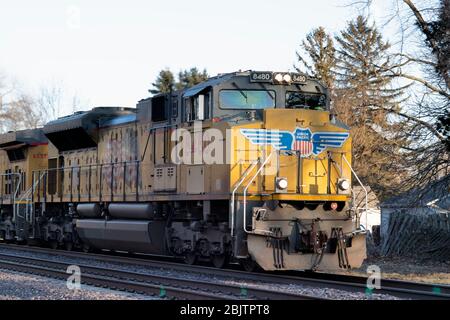 Maple Park, Illinois, États-Unis. Une locomotive Union Pacific à la tête d'un train de marchandises qui traverse Maple Park, Illinois. Banque D'Images