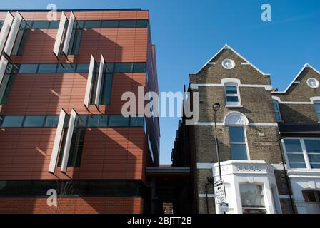 Panneaux de revêtement en terre cuite abat-jour fenêtres ailettes Latymer Upper School, King Street, Hammersmith, Londres W6 Van Heyningen & Howard Architects Banque D'Images
