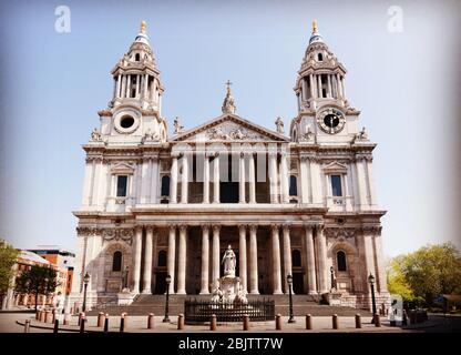 Façade avant extérieure extérieure extérieure / extérieur de la cathédrale Saint Pauls, Londres, Royaume-Uni. La face ouest est montrée pendant l'après-midi, sans personnes. (118) Banque D'Images