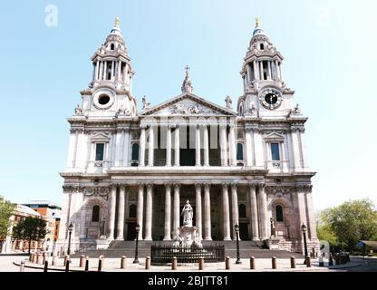 Façade avant extérieure extérieure extérieure / extérieur de la cathédrale Saint Pauls, Londres, Royaume-Uni. La face ouest est montrée pendant l'après-midi, sans personnes. (118) Banque D'Images