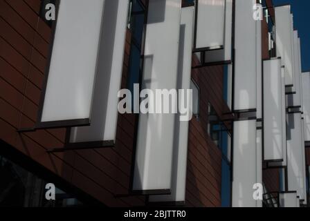 Panneaux de revêtement en terre cuite abat-jour fenêtres ailettes Latymer Upper School, King Street, Hammersmith, Londres W6 Van Heyningen & Howard Architects Banque D'Images