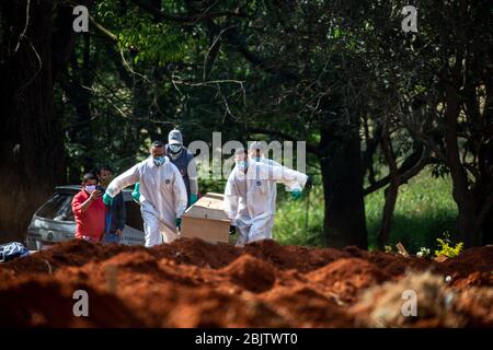 Sao Paulo, Brésil. 30 avril 2020. Vue générale sur le cimetière de Vila Formosa, à Sao Paulo. Le cimetière est le plus grand d'Amérique latine et a fait environ 50 inhumations par jour, en raison de la pandémie de Coronavirus. Plus de 5 000 personnes sont mortes au Brésil, victimes de Covid-19. Crédit: Paulo Lopes/ZUMA Wire/Alay Live News Banque D'Images