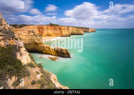 Paysage côtier vu d'un belvédère près de Praia de Benagil, Lagoa, Portugal Banque D'Images