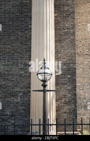 Église classique Brick jaune colonnes ioniques Pierre 1820 Église Saint-Pierre place de l'église, Black Lion Lane, Hammersmith, Londres W6 9BE par E. Lapidge Banque D'Images