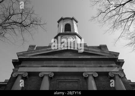 Église classique Brick jaune colonnes ioniques Pierre 1820 Église Saint-Pierre place de l'église, Black Lion Lane, Hammersmith, Londres W6 9BE par E. Lapidge Banque D'Images