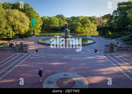 Tôt le matin à la fontaine « Ange des eaux » de Bethesda Terrace dans Central Park, Manhattan, New York City, États-Unis Banque D'Images