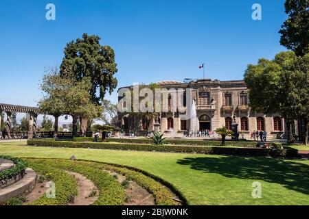 Façade du château de Chapultepec avec jardins, Mexico, Mexique Banque D'Images