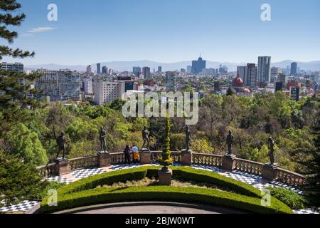 Horizon en journée des statues de Mexico des Niños Héroes en premier plan au château de Chapultepec , Mexico, Mexique Banque D'Images