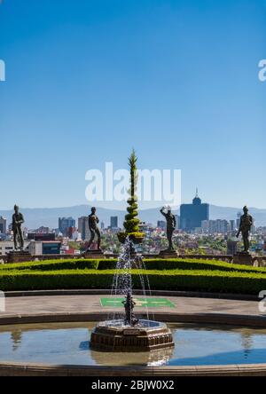 Horizon en journée des statues de Mexico des Niños Héroes en premier plan au château de Chapultepec , Mexico, Mexique Banque D'Images