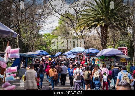 Foules dans le parc Chapultepec un week-end, Mexico, Mexique Banque D'Images