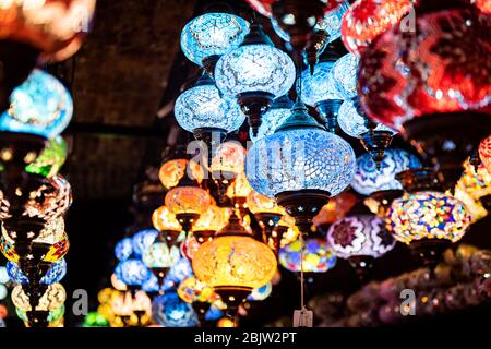 Lumières et éclairage turcs spectaculaires dans un magasin de lumières et de lampes dans les catacombes du marché de Camden Banque D'Images