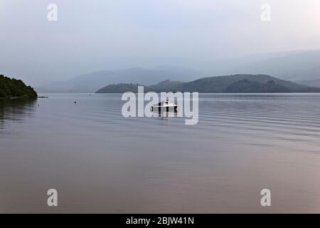 Misty jour sur le Loch Lomond près de Luss, Ecosse Banque D'Images