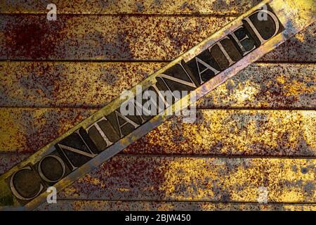 Photo de véritables lettres authentiques de composition formant du texte contaminé sur fond de cuivre et d'or texturé vintage avec de la poussière rouge Banque D'Images