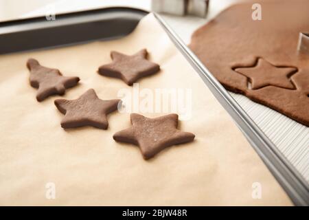 Les cookies de la pâte crue sur la table Banque D'Images