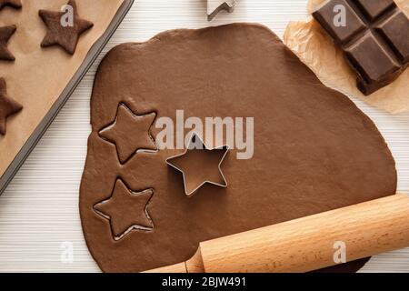 Les cookies de la pâte crue sur la table Banque D'Images