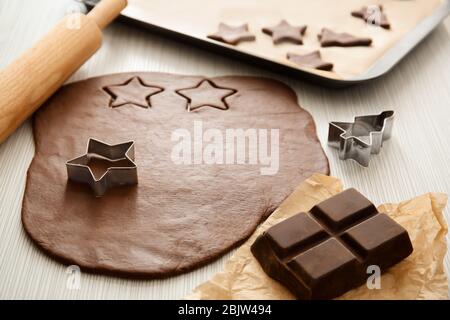 Les cookies de la pâte crue sur la table Banque D'Images