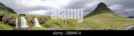 Vue panoramique sur la cascade de Kirkjufellsfoss avec Kirkjufell (montagne de l'église) sur la péninsule de Snæfellsnes, en Islande. Banque D'Images