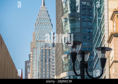 Chongqing, Chine - Août 2019 : Streetlamp devant les immeubles commerciaux et d'affaires de la ville de Jiefangbei Banque D'Images