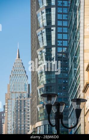 Chongqing, Chine - Août 2019 : Streetlamp devant les immeubles commerciaux et d'affaires de la ville de Jiefangbei Banque D'Images