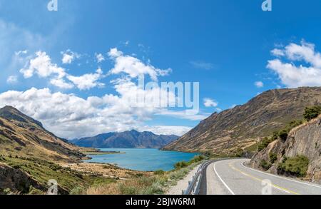 Paysage de Nouvelle-Zélande. Makarora-Lake Hawea Road surplombant le lac Hawea, les lacs du Sud, Otago, Nouvelle-Zélande Banque D'Images