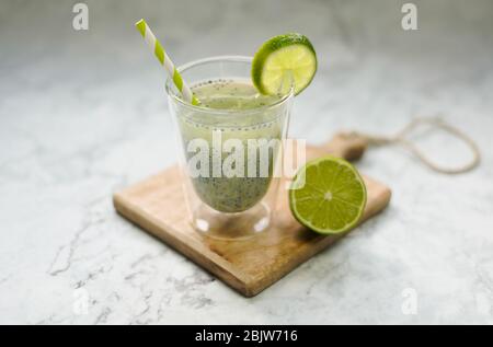 Boisson végétarienne indonésienne es Timun Serut à base de concombre, jus de citron vert et graines de basilic Banque D'Images