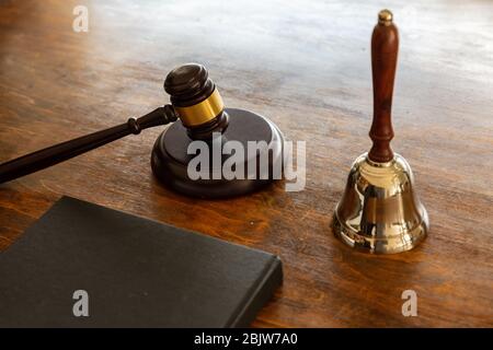Thème de la loi. Juge gavel et cloche, un livre noir blanc sur fond de bureau en bois, espace de copie. Vente aux enchères, table de tribunal Banque D'Images