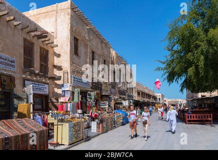 Boutiques et étals à Souq Waqif, Doha, Qatar, Moyen-Orient Banque D'Images