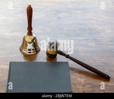 Thème de la loi. Juge gavel et cloche, un livre noir blanc sur fond de bureau en bois, espace de copie. Vente aux enchères, table de tribunal Banque D'Images