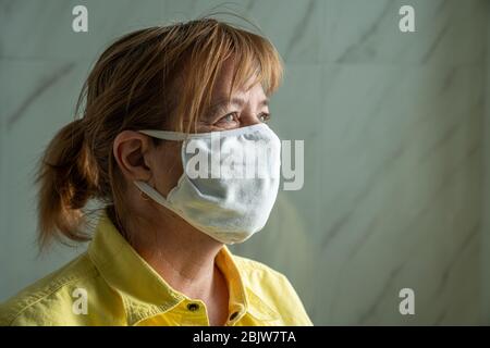 Vieille femme âgée en masque quarantaine europe. Personnes âgées à risque pour le covid-19 du coronavirus. Restez à la maison. Pneumonie virale chinoise mère de protection contre la pandémie Banque D'Images