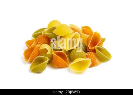 Pâtes à coque conchiglie colorées isolées sur fond blanc Banque D'Images