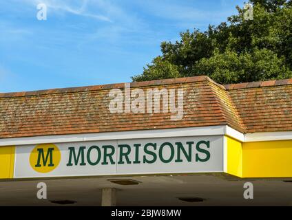 CARDIFF, PAYS DE GALLES - AOÛT 2018 : grand panneau au-dessus d'une station-service Morrisons dans son supermarché de Llanishen, Cardiff. Banque D'Images