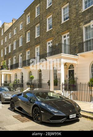 LONDRES, ANGLETERRE - JUILLET 2018 : soin sportif noir Lamborghini stationné en dehors des maisons de ville du centre de Londres Banque D'Images