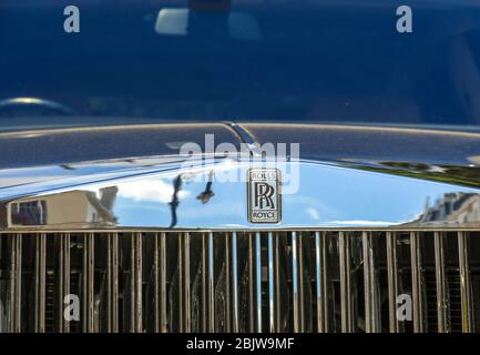 LONDRES, ANGLETERRE - JUILLET 2018 : vue rapprochée de la calandre et de l'insigne d'une voiture de luxe Rolls Royce Banque D'Images