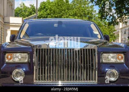 LONDRES, ANGLETERRE - JUILLET 2018 : rendez-vous sur le devant d'une voiture de luxe Rolls Royce Banque D'Images