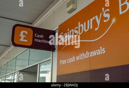 SWANSEA, PAYS DE GALLES - JUILLET 2018: Extérieur d'un supermarché Sainsbury's à Swansea avec un panneau pour une machine de point de trésorerie Banque D'Images