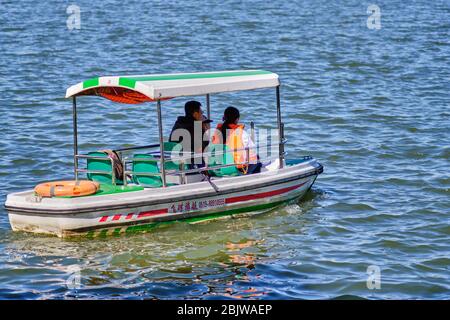 Beijing / Chine - 8 octobre 2018: Famille profitant de la promenade en bateau à pédales dans le lac Beihai, parc Beihai, Beijing Banque D'Images