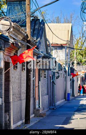 Beijing / Chine - 8 octobre 2018: Drapeaux nationaux de la République populaire de Chine, décorant la rue étroite hutong dans le centre de Beijing, pendant le Na Banque D'Images