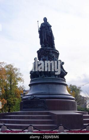 Monument à Catherine II, ouvert en 1873, statue de Catherine la Grande, entourée de personnalités de son règne, Saint-Pétersbourg, Russie Banque D'Images