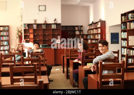 Groupe d'étudiants studying in library Banque D'Images