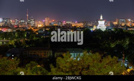 Beijing / Chine - 10 octobre 2018 : vue panoramique nocturne de Beijing Skyline, vue du parc Jingshan (Coal Hill). Banque D'Images