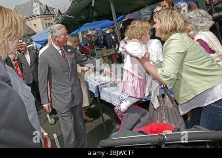 Le Prince Charles et la duchesse de Cornwall visitent le livre Ville de Hay-on-Wye à la frontière galloise lors de la tournée annuelle du Prince Charles au Pays de Galles Banque D'Images